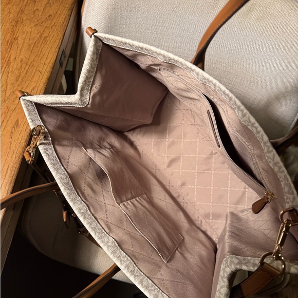 Michael Kors Logo Extra Large Tote Bag - Picture 7 of 12